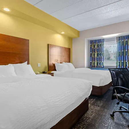 Clarion Pointe Staunton East Hotel Exterior photo