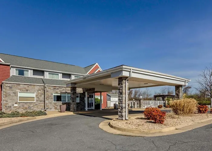Clarion Pointe Staunton East