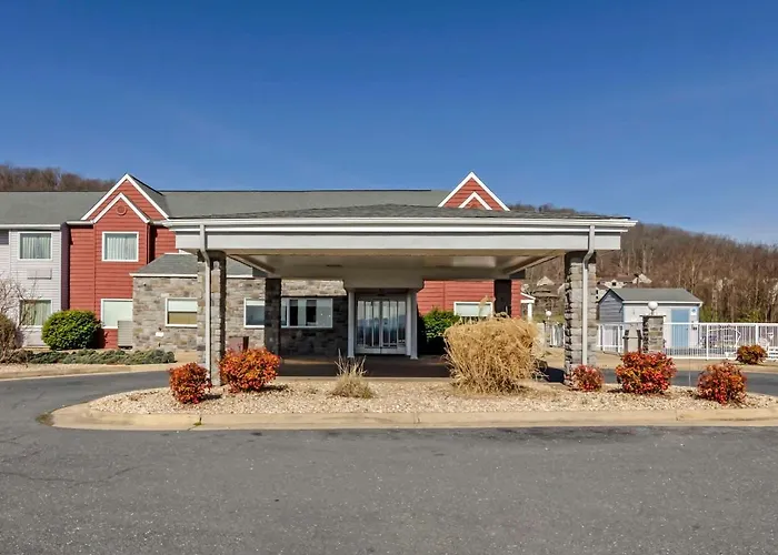 Clarion Pointe Staunton East