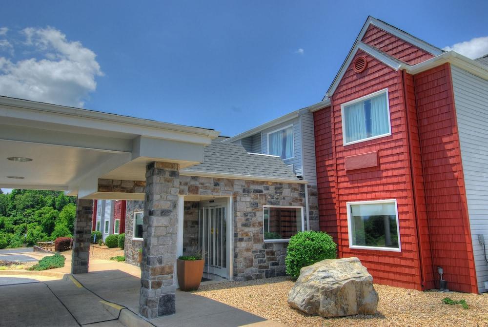 Clarion Pointe East Hotel 2*