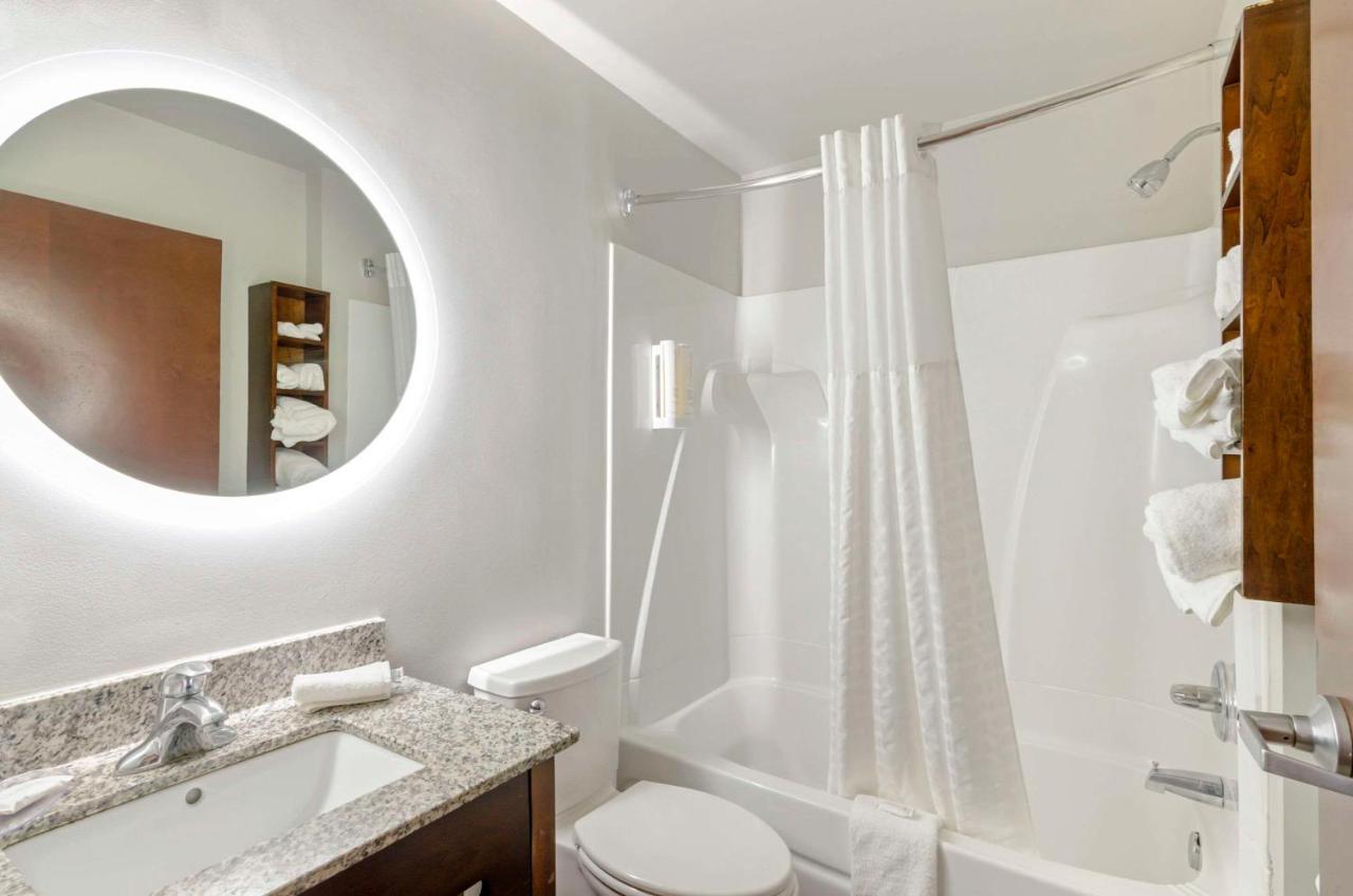 Hotel Clarion Pointe East 2*