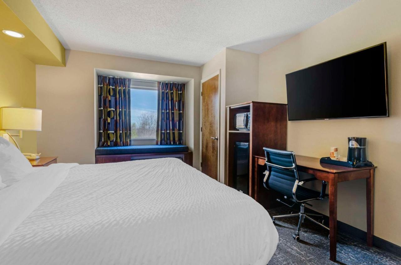 Clarion Pointe East Hotel