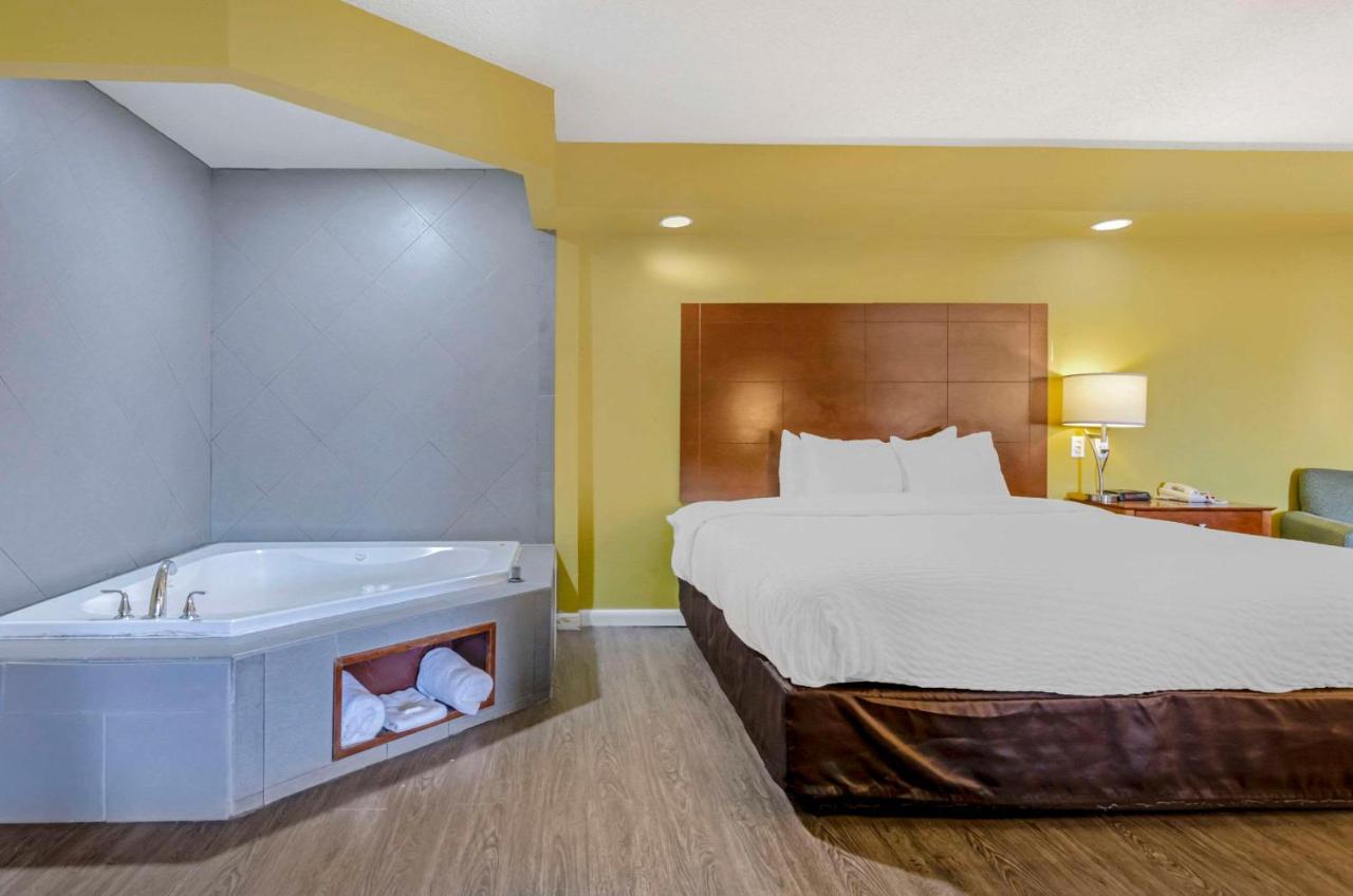 Clarion Pointe East Hotel
