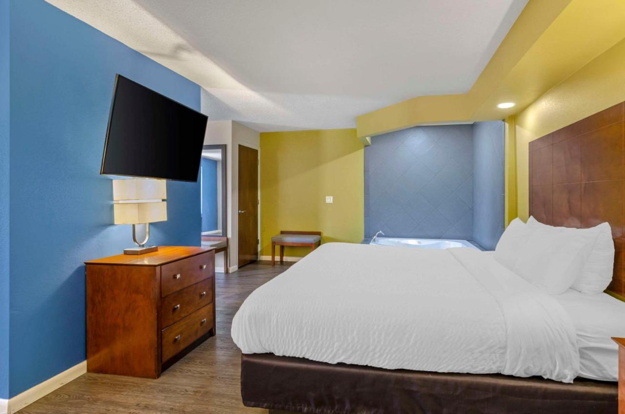 Clarion Pointe East Hotel