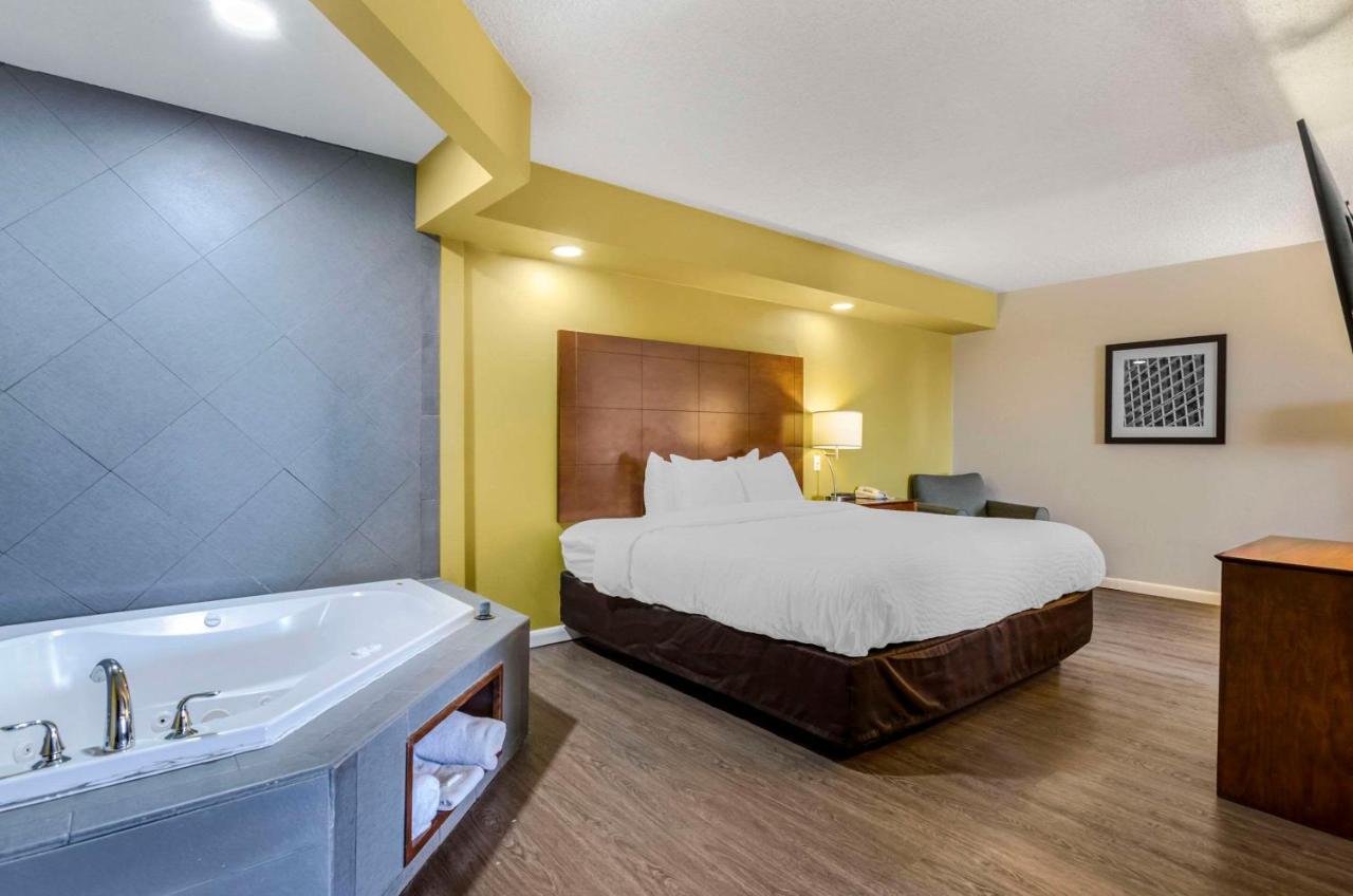 Hotel Clarion Pointe East