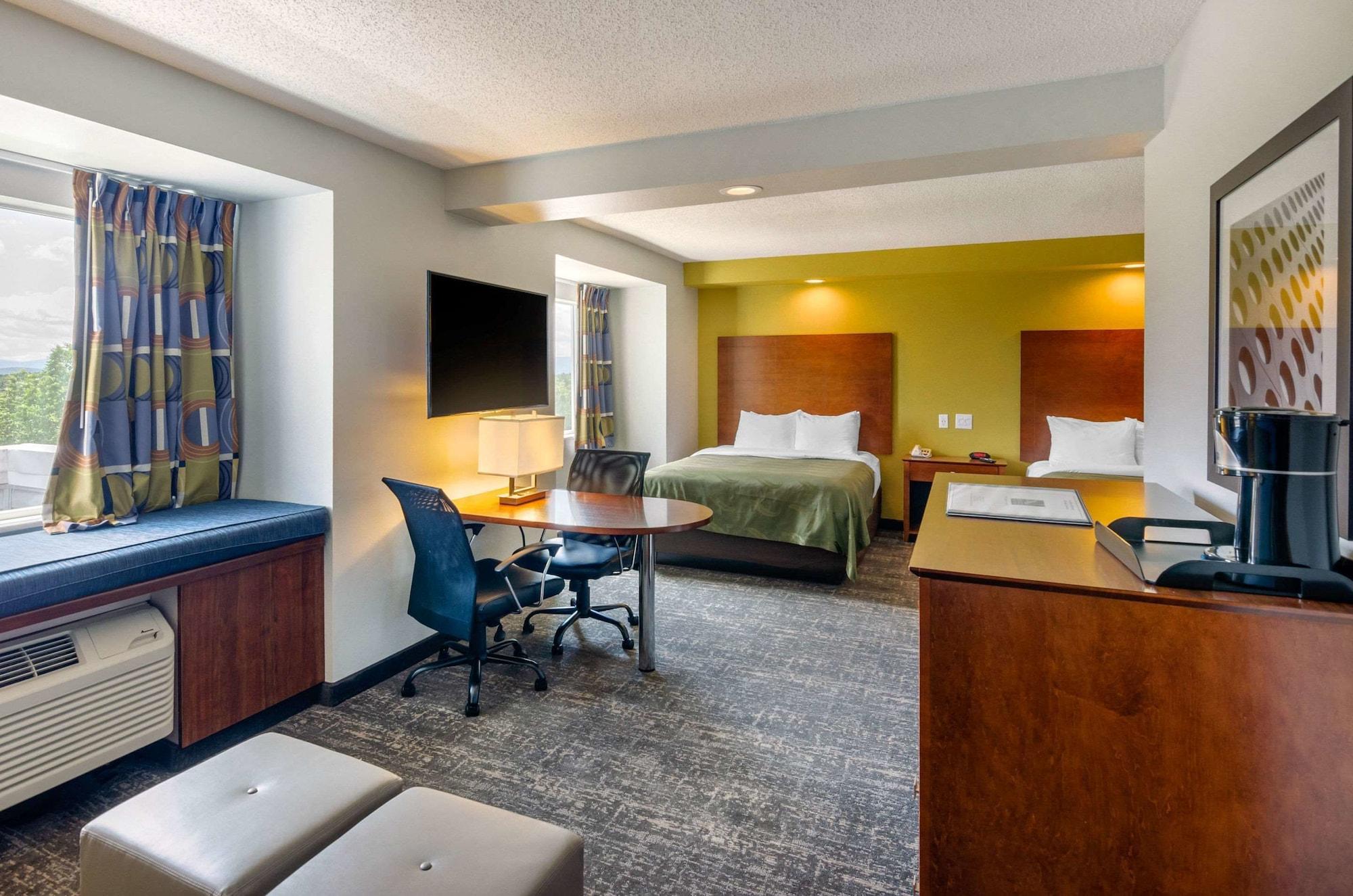 Clarion Pointe East Hotel