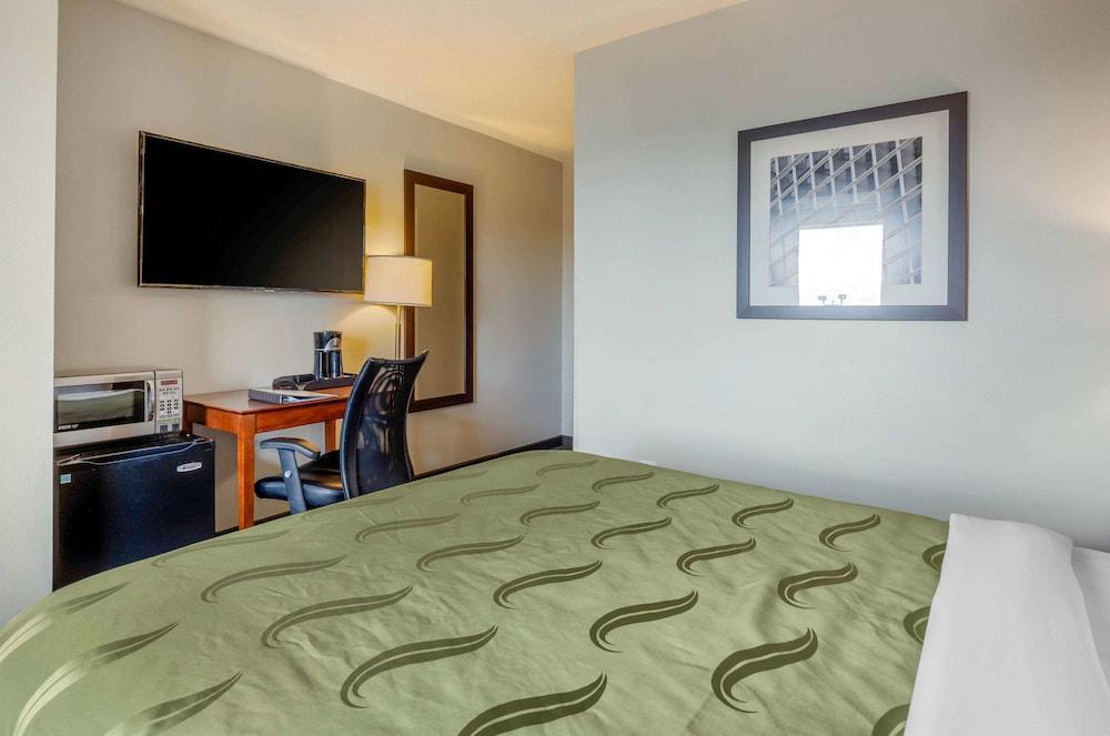 Clarion Pointe East Hotel