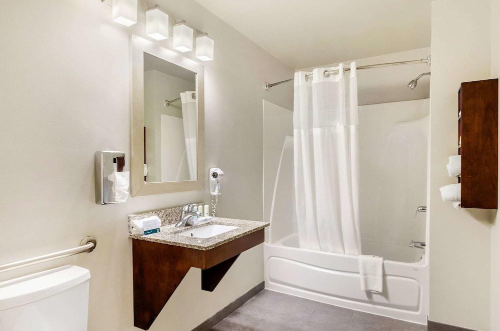 Clarion Pointe East Hotel Staunton