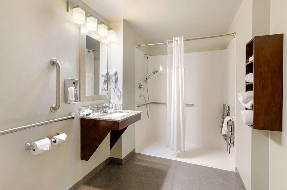 Hotel Clarion Pointe East 2*