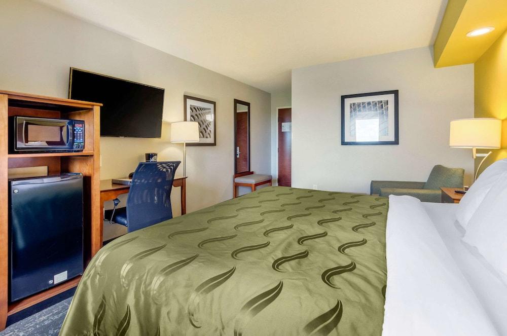 Clarion Pointe East Hotel 2*