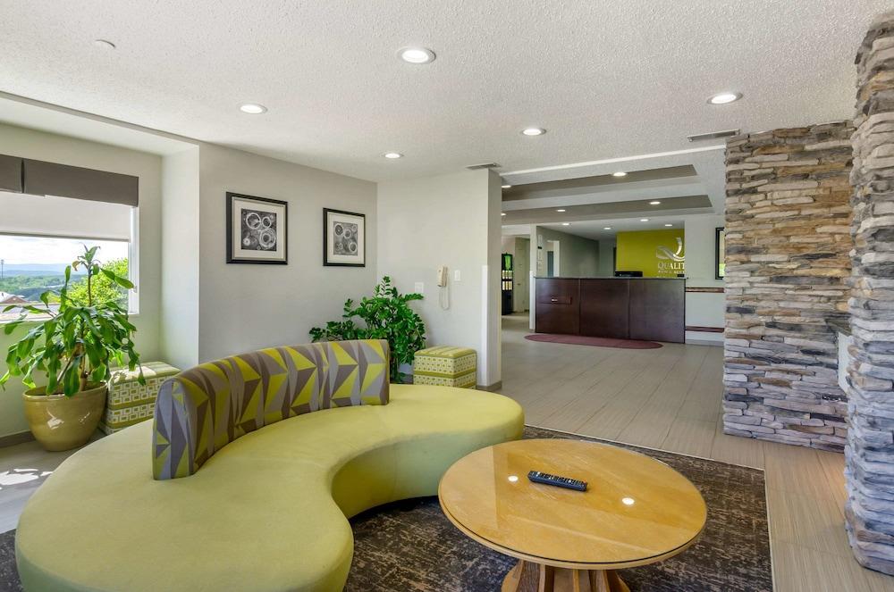 Clarion Pointe East Hotel