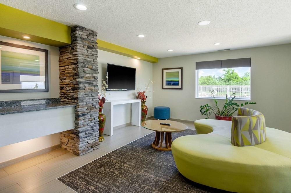 Clarion Pointe East Hotel 2*
